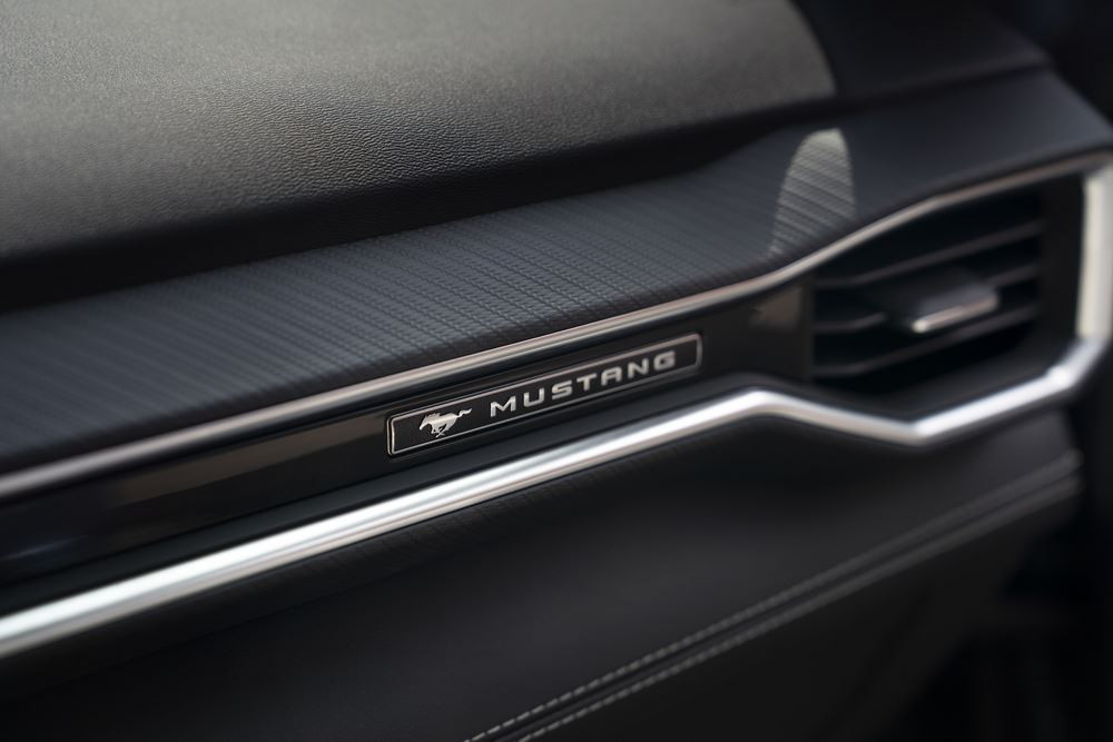 Le cabriolet sportif Ford Mustang renforce son caractère avec un style plus affirmé