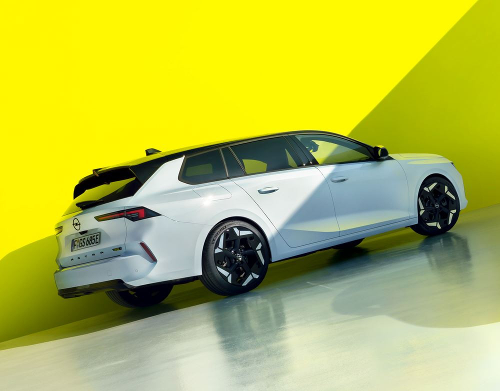 L'Opel Astra Sports Tourer GSe hybride rechargeable repose sur un châssis abaissé de 10 mn