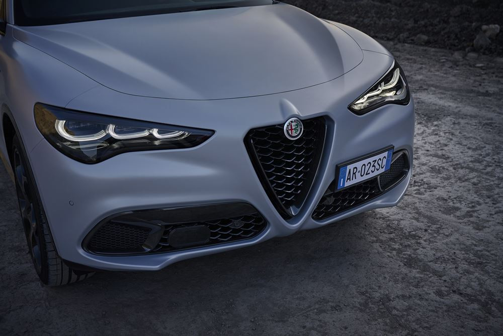Le SUV sportif Alfa Romeo Stelvio évolue en termes de style et de technologie