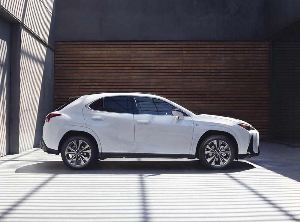 Le SUV compact Lexus UX hybride auto-rechargeable bénéficie d'améliorations