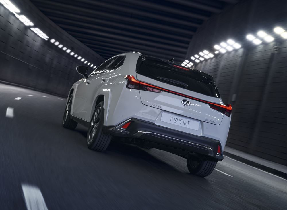 Le SUV compact Lexus UX hybride auto-rechargeable bénéficie d'améliorations