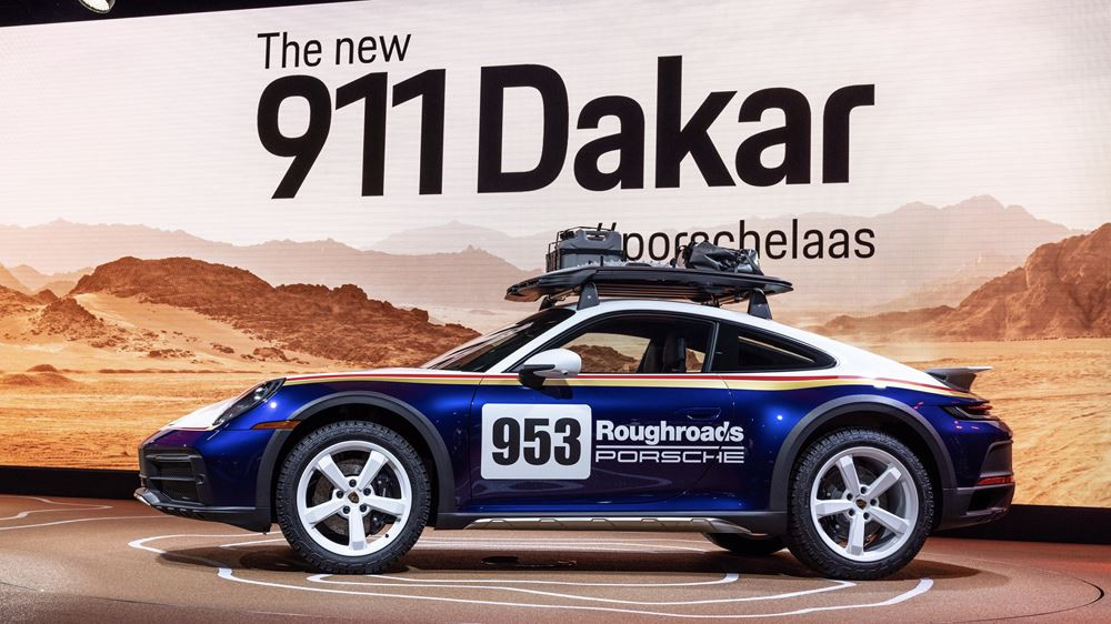 La Porsche 911 Dakar adopte une garde au sol rehaussée de 80 mm avec un système de levage