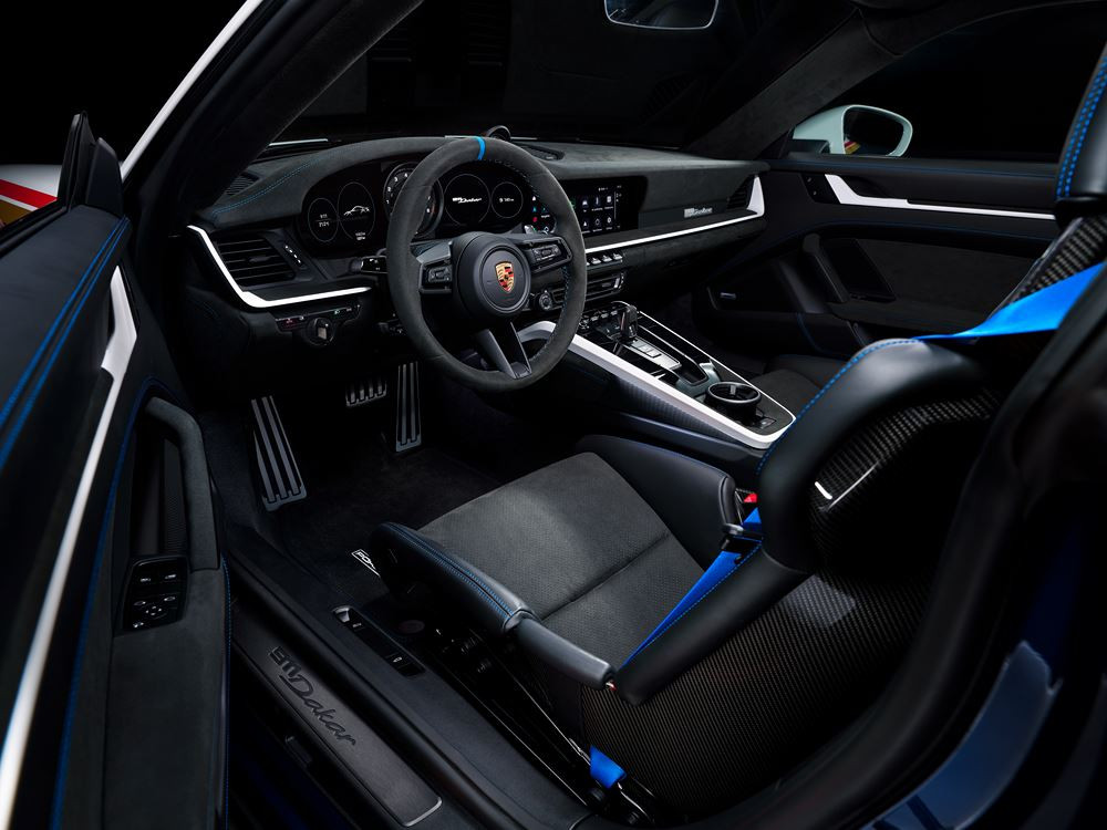La Porsche 911 Dakar adopte une garde au sol rehaussée de 80 mm avec un système de levage