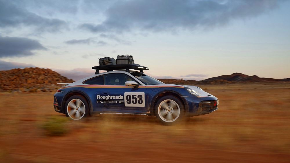 La Porsche 911 Dakar adopte une garde au sol rehaussée de 80 mm avec un système de levage