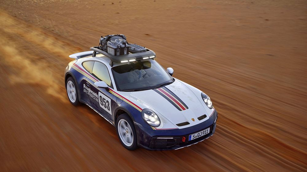 La Porsche 911 Dakar adopte une garde au sol rehaussée de 80 mm avec un système de levage