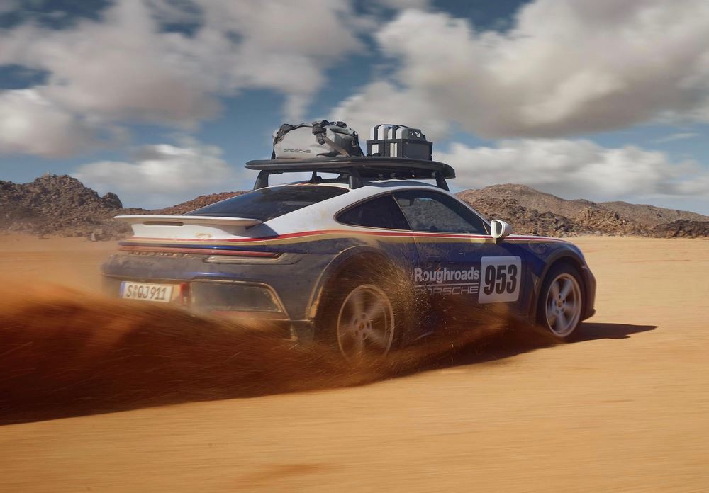 La Porsche 911 Dakar adopte une garde au sol rehaussée de 80 mm avec un système de levage