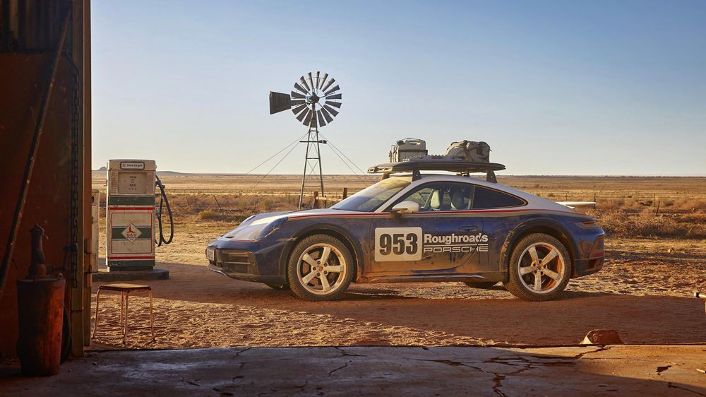 La Porsche 911 Dakar adopte une garde au sol rehaussée de 80 mm avec un système de levage