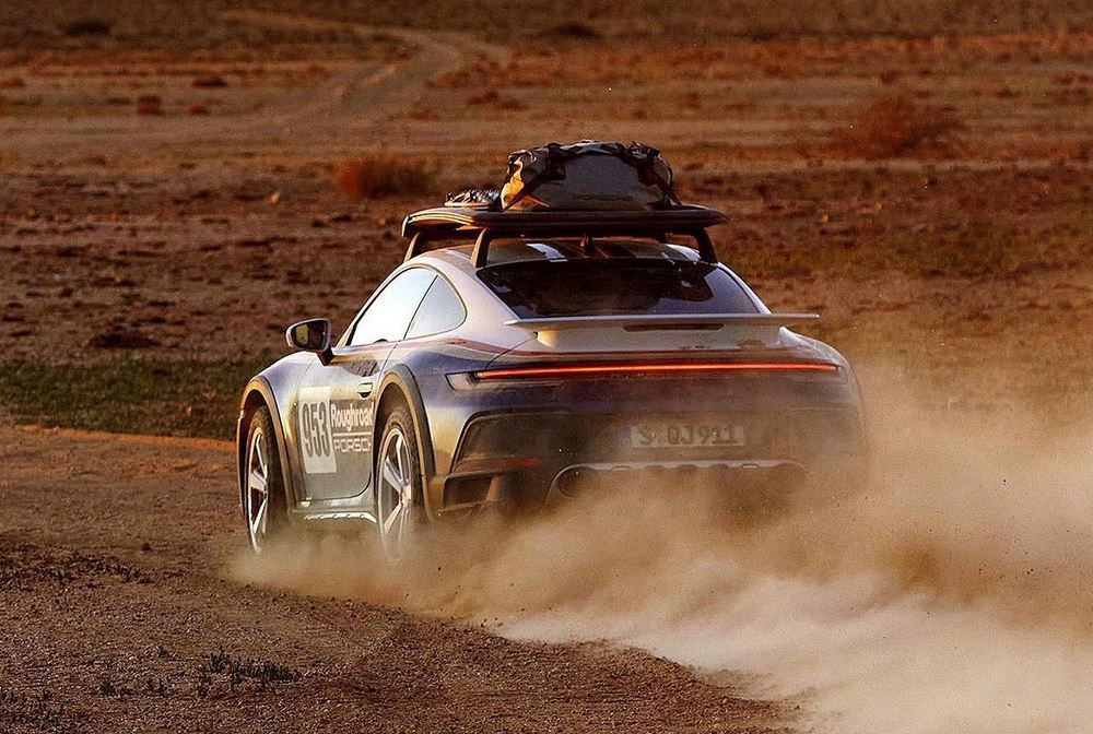 La Porsche 911 Dakar adopte une garde au sol rehaussée de 80 mm avec un système de levage
