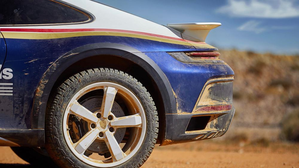 La Porsche 911 Dakar adopte une garde au sol rehaussée de 80 mm avec un système de levage