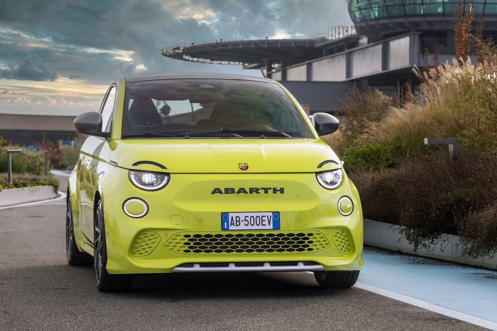L'Abarth 500e électrique est la plus réactive des Abarth en conduite urbaine