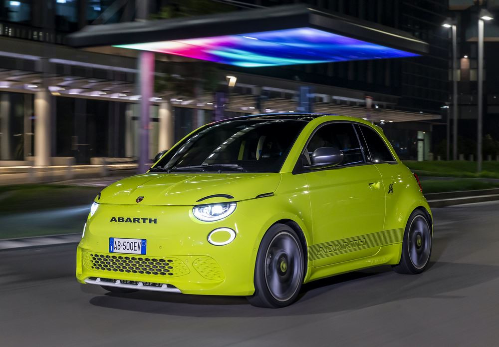 L'Abarth 500e électrique est la plus réactive des Abarth en conduite urbaine