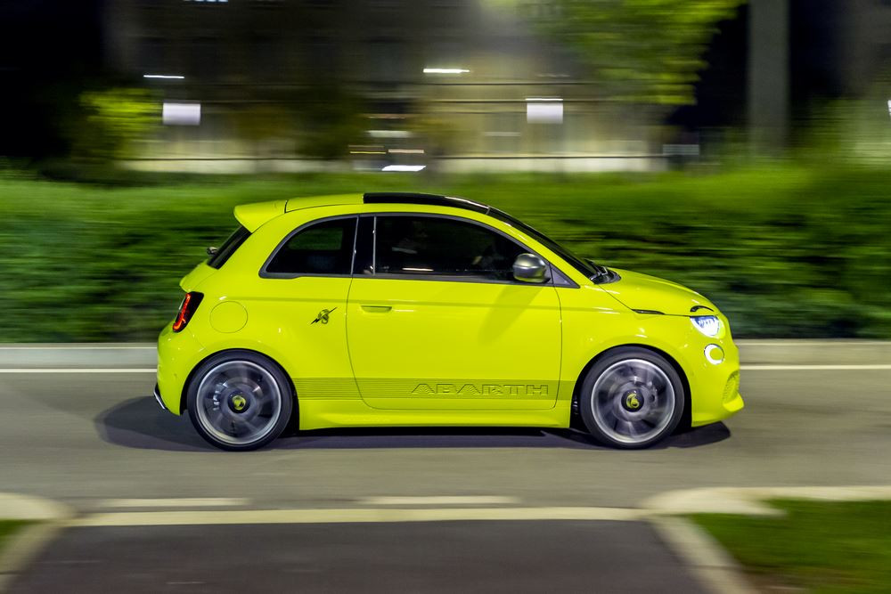 L'Abarth 500e électrique est la plus réactive des Abarth en conduite urbaine