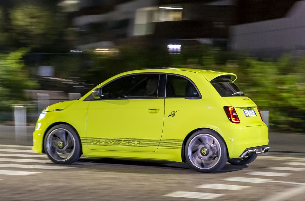 L'Abarth 500e électrique est la plus réactive des Abarth en conduite urbaine