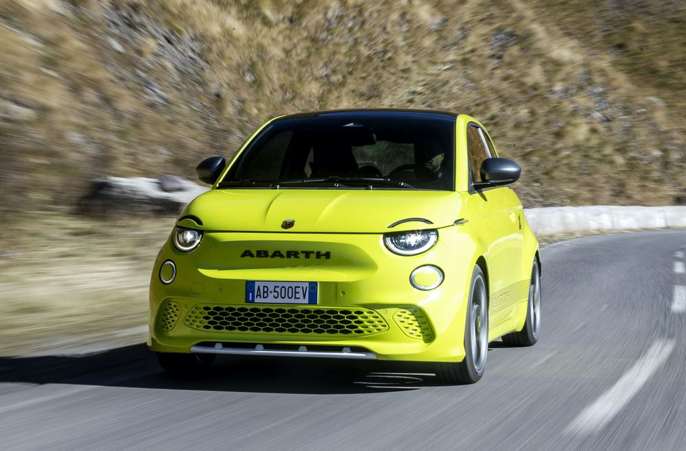 L'Abarth 500e électrique est la plus réactive des Abarth en conduite urbaine