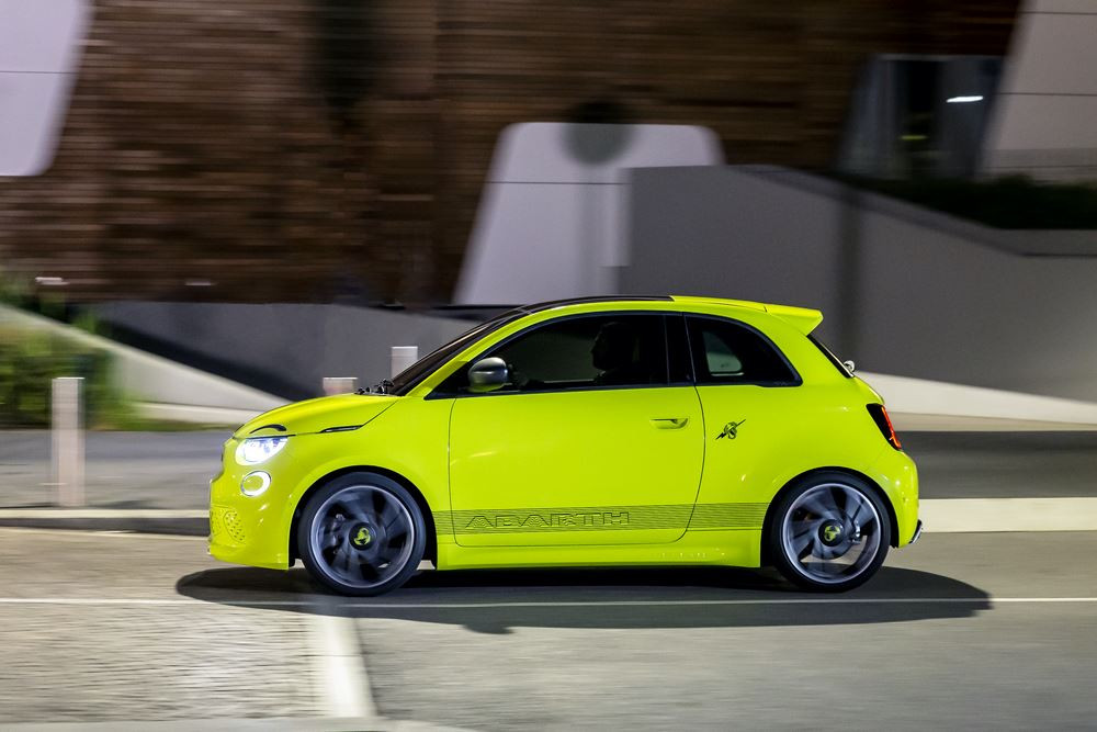 L'Abarth 500e électrique est la plus réactive des Abarth en conduite urbaine