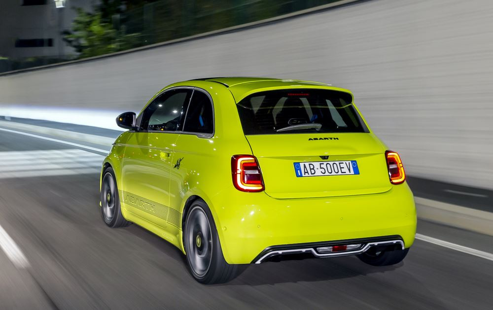 L'Abarth 500e électrique est la plus réactive des Abarth en conduite urbaine