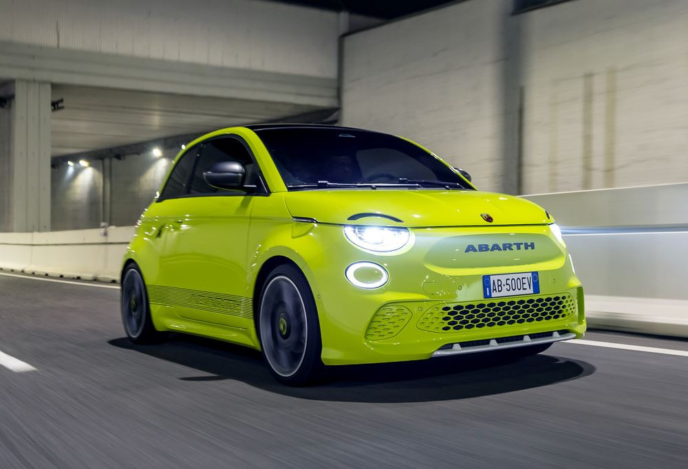 L'Abarth 500e électrique est la plus réactive des Abarth en conduite urbaine