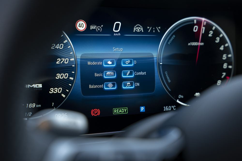 La berline hybride Mercedes-AMG C 63 S E Performance affiche une puissance combinée de 680 ch