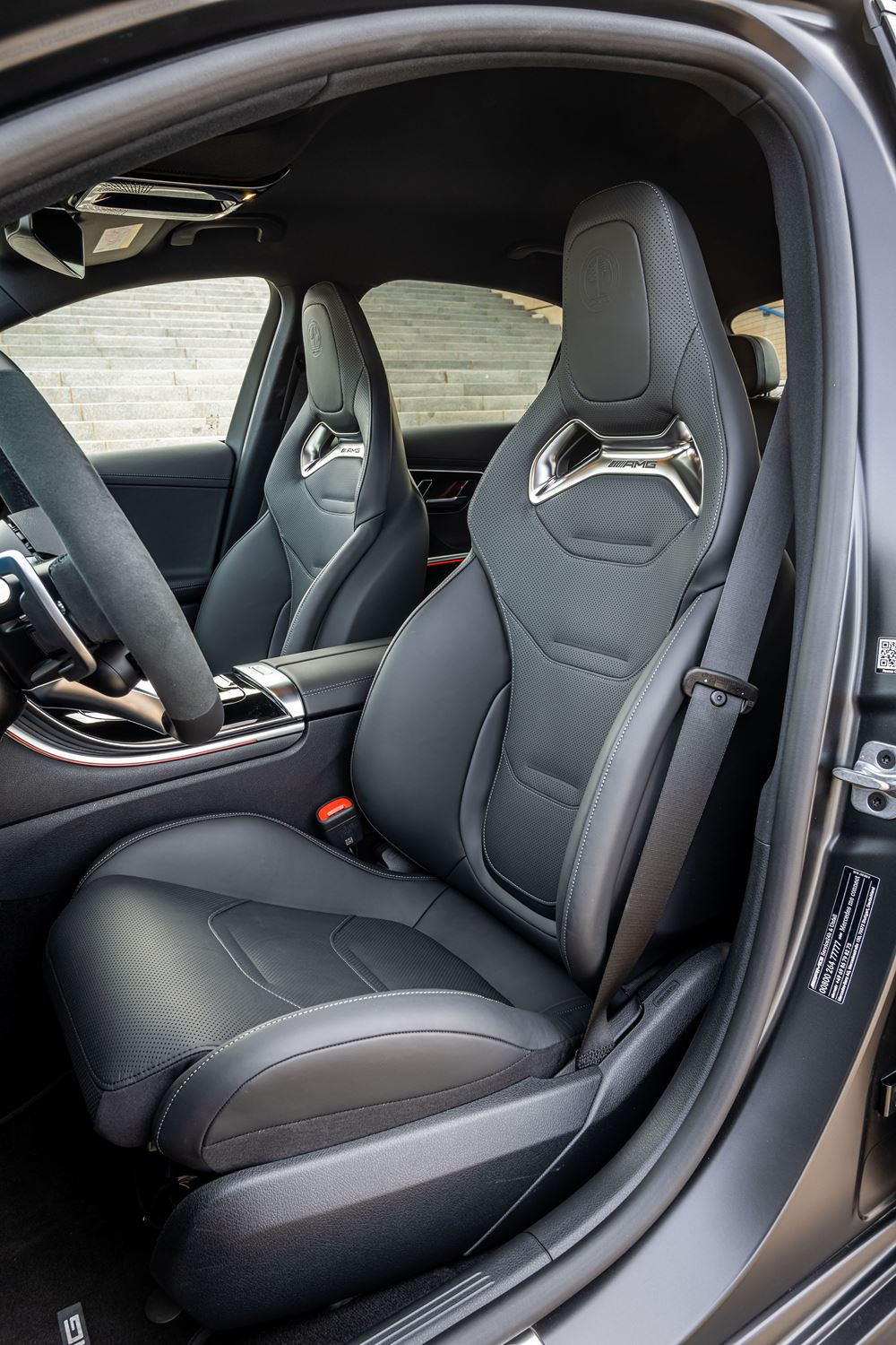 La berline hybride Mercedes-AMG C 63 S E Performance affiche une puissance combinée de 680 ch