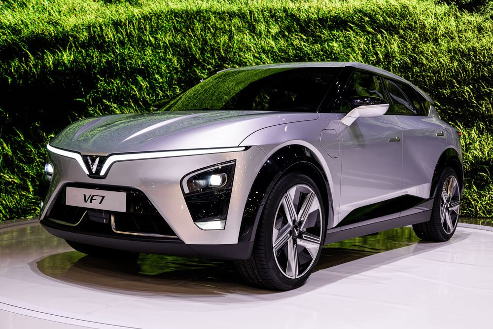 Le SUV compact électrique VinFast VF7 affiche un design dynamique