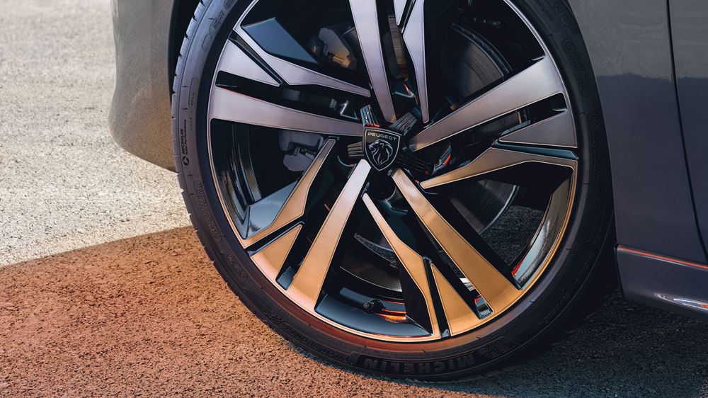 Le break Peugeot 508 SW restylé reçoit une face avant plus dynamique