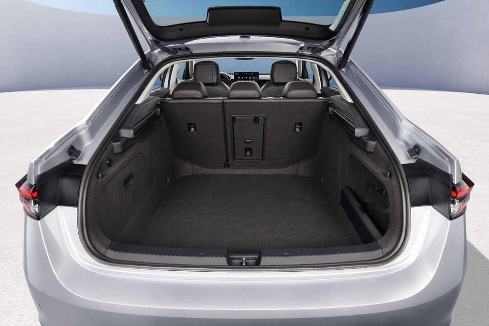 https://www.latribuneauto.com/media/cache/article/reportages/salon/2023/2023-11-03-La-quatrieme-generation-de-la-berline-a-hayon-skoda-superb-propose-un-design-intemporel-affine/19%20Skoda%20Superb%20Berline%202024%20Interieur%20Coffre.jpg