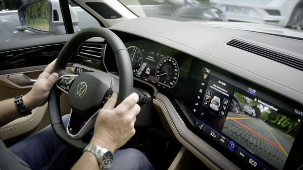 La commande à distance sur smartphone permet de garer le Volkswagen Touareg