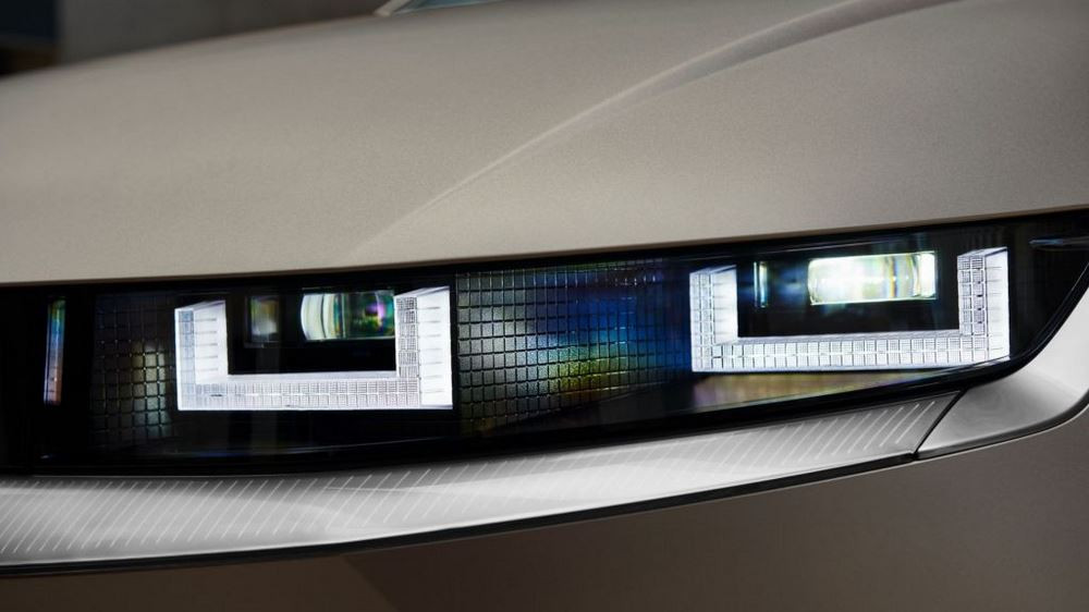 L'évolution des projecteurs automobiles depuis les lampes à acétylène ou à huile des années 1880