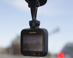 Une caméra haute définition Garmin Dash Cam pour filmer en continu la route