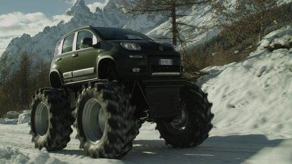 Une Fiat Panda Monster Truck haute de 390 cm et dotée de roues de 150 cm
