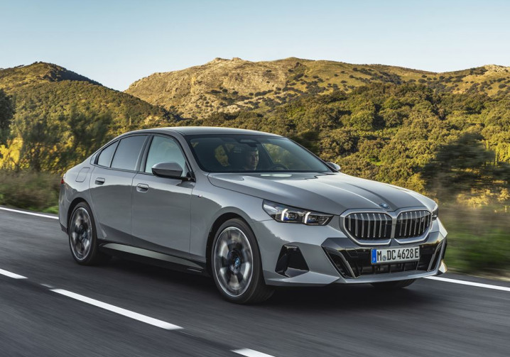 La BMW i5 électrique affiche près de 500 kilomètres d'autonomie
