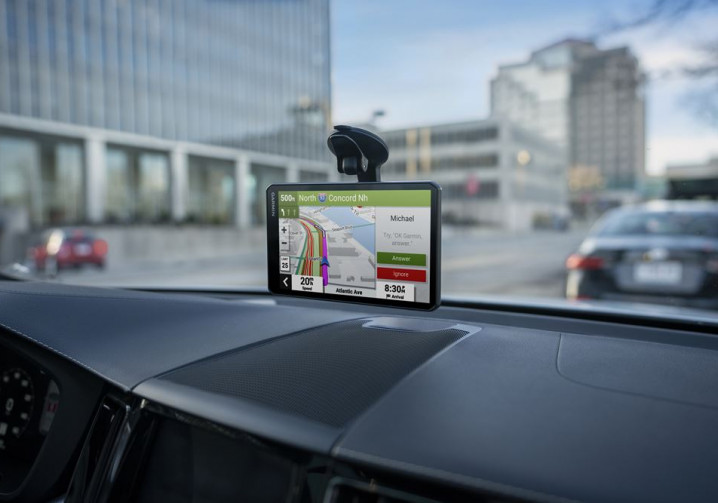Le DriveCam 76 de Garmin est un GPS tout-en-un avec une caméra HD intégrée
