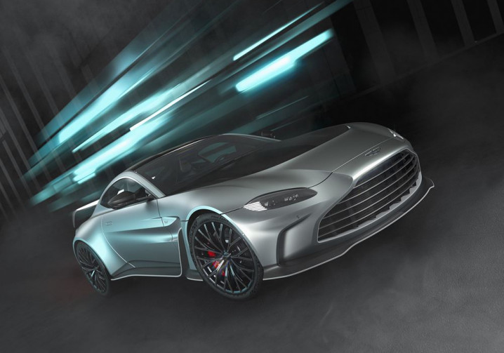 L'Aston Martin V12 Vantage débite une puissance de 700 ch et 753 Nm de couple