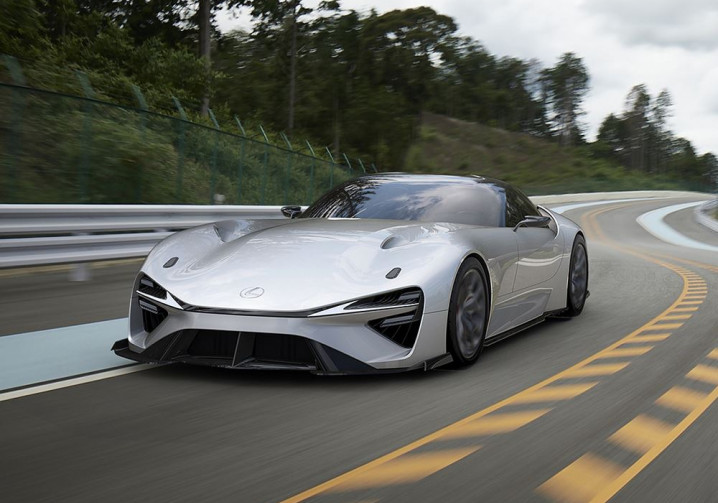 Une voiture de sport électrique hautes performances Lexus en développement