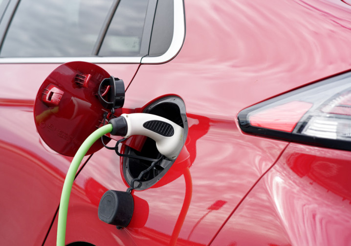 Recharger un véhicule électrique coûte moins cher que de « faire le plein » d'un véhicule thermique