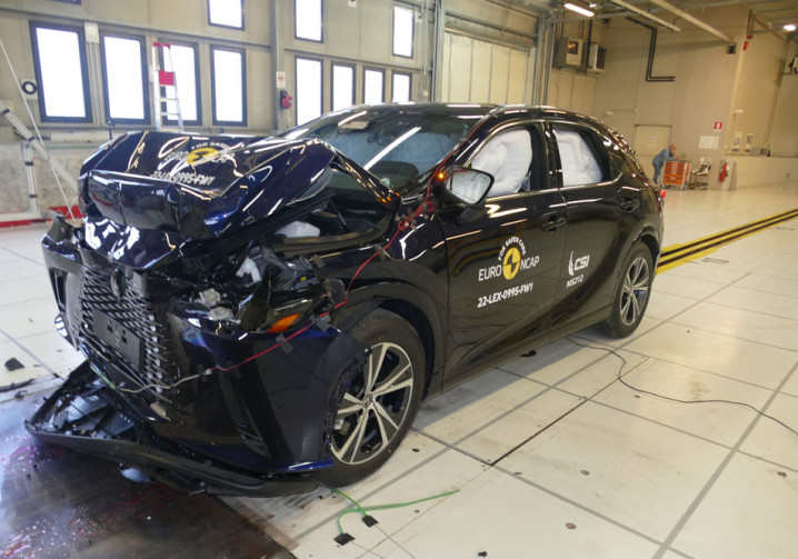 Le grand SUV Lexus RX obtient cinq étoiles aux crash-tests Euro NCAP 2022