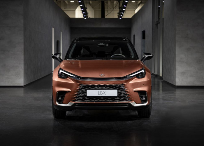 Le Lexus LBX hybride auto-rechargeable affiche une nouvelle identité visuelle