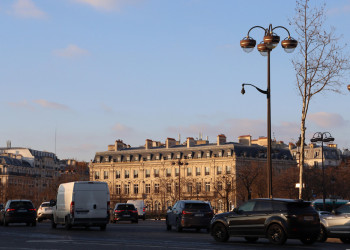 Des trajets courts dans les zones urbaines vident rapidement la batterie d'une voiture