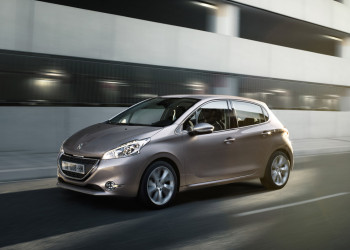 La Peugeot 208 devant la Dacia Sandero et la Renault Clio en 2022 en France