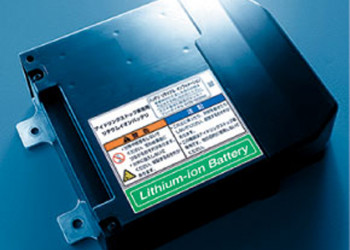 Les batteries des véhicules hybrides légers Suzuki utilisées dans l’éclairage public