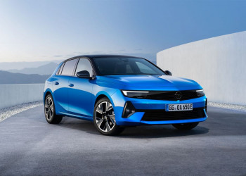 La berline compacte cinq portes Opel Astra Electric affiche une autonomie de 416 km