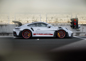 La Porsche 911 GT3 RS hautes performances affiche sa filiation avec son homologue de course
