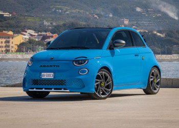 L'Abarth 500e cabriolet électrique revendique une expérience de conduite urbaine cheveux au vent stimulante