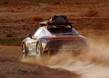 La Porsche 911 Dakar adopte une garde au sol rehaussée de 80 mm avec un système de levage