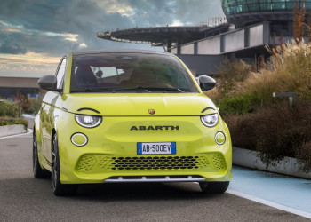 L'Abarth 500e électrique est la plus réactive des Abarth en conduite urbaine