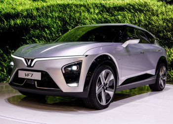 Le SUV compact électrique VinFast VF7 affiche un design dynamique