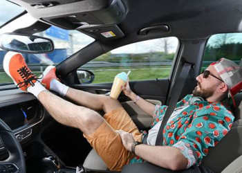 Une mauvaise position du passager avant présente un risque en cas de collision