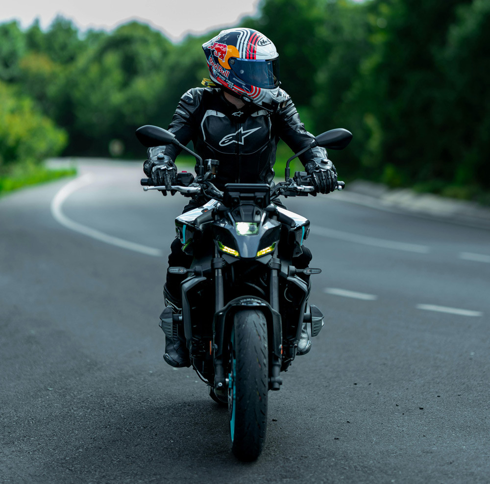 Optimisation du pilotage : l'impact des leviers CNC sur la performance et la sécurité de la moto