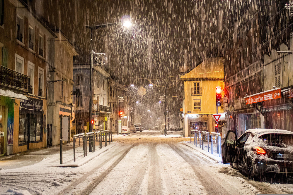 Neige et verglas : les conseils et gestes à éviter en voiture sur les  routes enneigées