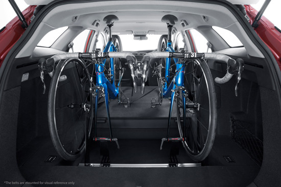Un porte-vélos accueille deux vélos dans le coffre de la Honda Civic Tourer